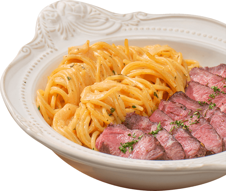 토마토 크림 파스타와 스테이크가 담긴 접시